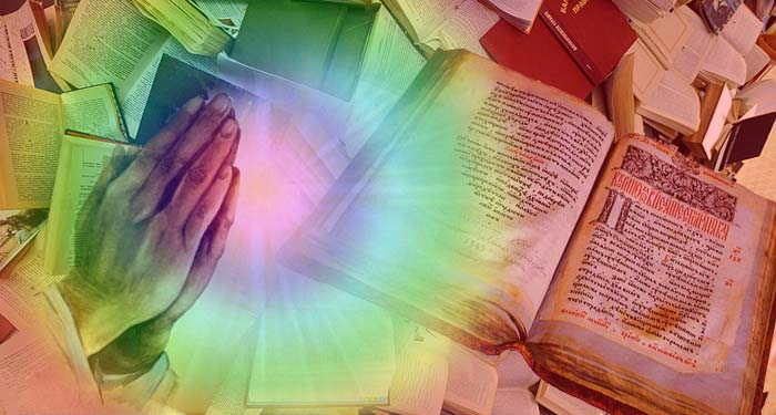 Сложенные в молитвенном жесте ладони обращены к  стопке книг