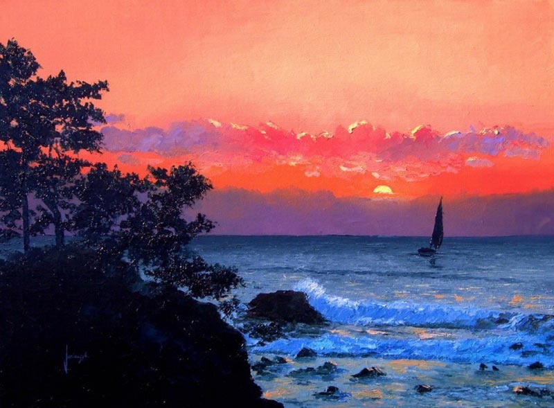 Яркое красное небо во время заката на фоне моря и деревья на прибрежном склоне